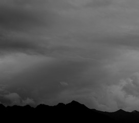 Dunkle Gewitterwolken über den Alpen - Wettereinbruch - Wetterprognose