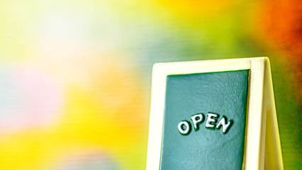 カラフルバックとOPENの文字の看板