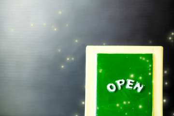 黒バックとOPENの文字の看板とキラキラ