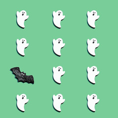 緑バックに白いオバケをたくさん並べました　一つだけ黒のコウモリ