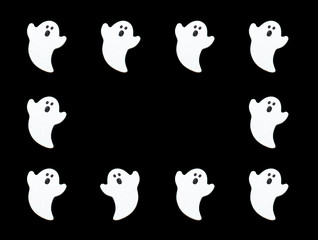 黒バックに白いオバケを並べ真ん中にコピースペース