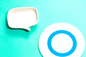 綺麗な水色バックと白い吹き出しと青い○（丸）の白いプレート