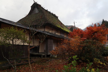 茅葺屋根の古民家