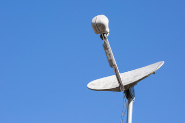 Satellite dish antenna with with a spader web 