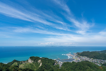 鋸山の山頂展望台から見る金谷港と東京湾の風景