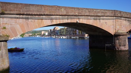 Fototapeta na wymiar Vieux pont de Bosa, Sardaigne, Italie