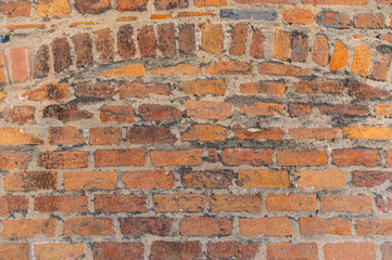 Naklejka premium Rustikale Ziegelmauer mit Zierbogen in verschieden großen Ausschnitten als Hintergund