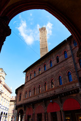 Obraz premium The main tower of bologna, asinelli tower, torre degli asinelli. View from loggia dei mercanti, bologna 