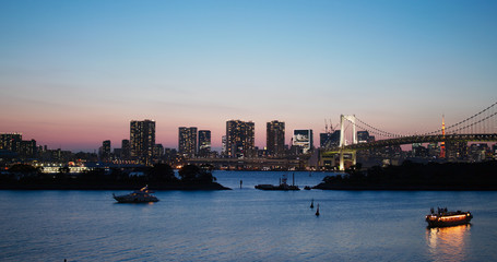 Fototapeta premium Panoramę miasta Odaiba wieczorem