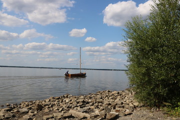 Blick auf Steinhuder Meer mit Auswanderer Boot in Steinhude 