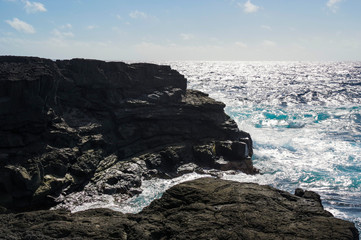 Fototapeta na wymiar 溶岩流が流れ込んで出来た海岸