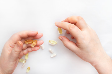 落ちた薬を拾う