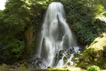 Fototapeta na wymiar Azoren - Wasserfall klein