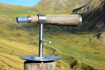Fernglas aus Holz und Metall auf einem Holzstock befestigt - Rundblick auf einer Alm in Südtirol