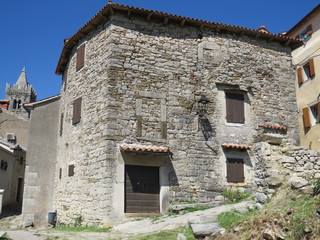 Fototapeta na wymiar ruins of old house in Hum croatia