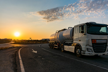 Camion cisterna de mercancias peligrosas