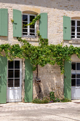 Fototapeta na wymiar Maison dans le Marais Poitevin. Poitou-Charentes. Deux Sèvres