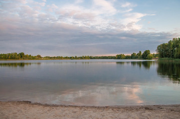 Fototapeta na wymiar Lake in the ecopark in Kiev on Osokorki