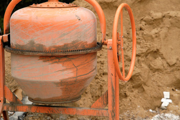 betoniarka na placu budowy