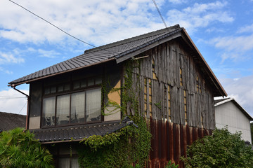 日本の岡山県笠岡市で見つけた古くて美しい建物
