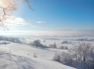 Ausblick auf neblige Schneelandschaft in Oberbayern