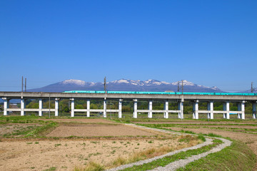 新幹線と安達太良山（福島県・二本松市）