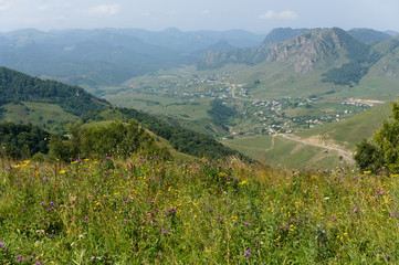 Obraz premium Village in the caucasus mountains, green landscape near mount elbrus at the gumbashi pass