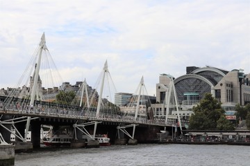 Le Pont Hungerford sur le fleuve Tamise, Londres, Royaume Uni