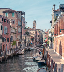 Fototapeta na wymiar A view of a narrow canal in Venice