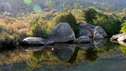 Reflet des pierres dans un lac à Madagascar