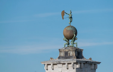 Obraz premium The weather vane sculpture at Punta della Dogana