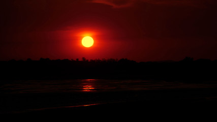 Coucher de soleil entre terre et mer à Madagascar