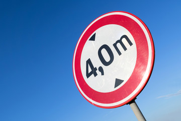 Dutch road sign: no access for vehicles with a height greater than 4,0 m