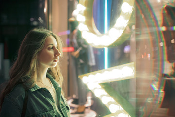 Frau in der Nacht des Grauen