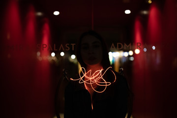Frau in der Nacht des Grauen