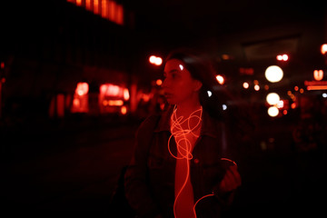 Frau in der Nacht des Grauen