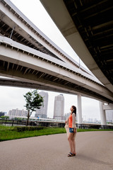 高速道路のジャンクションと女性