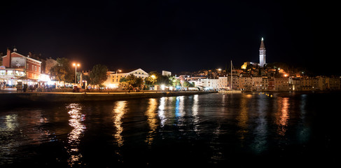 Fototapeta na wymiar historische Altstadt Rovinj, schön beleuchtet in der Nacht. Touristenort Istrien Kroatien