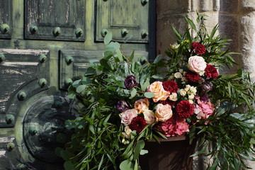 Fototapeta na wymiar Decoración floral frente a una iglesia
