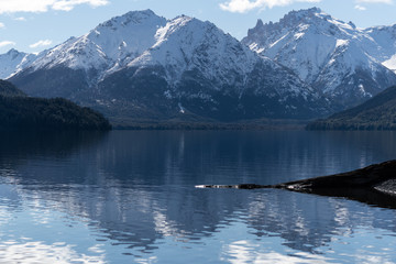 Reflejo montaña en Lago Mascardi, Bariloche, Argentina