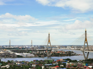 Obraz premium Bhumibol Bridge with river, cityscape view and cloudy blue sky in the morning.