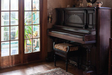 Fototapeta na wymiar old vintage wooden piano in the interior