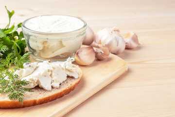Curd cheese with greens