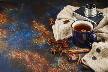 Obraz na płótnie Canvas Hot winter tea with cinnamon stick and chocolate