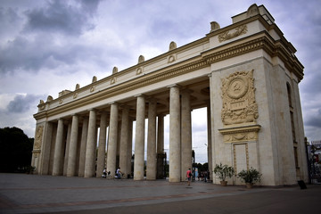 Obraz premium Moscow, Russia - August 21, 2019: Main entrance to the Gorky park against the cloudy sky
