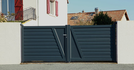 Portail en aluminium d'une maison	