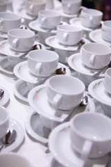 Catering Gastronomie Tassen Teller gestapelt übereinander Geschirr