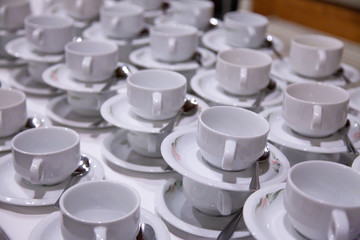 Catering Gastronomie Weiße Tassen mit Untertassen gestapelt cup Teller Porzellan Geschirr
