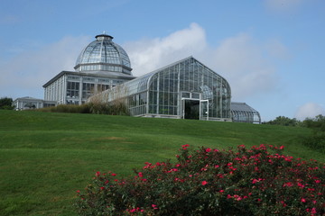 Fototapeta na wymiar garden, Lewis Ginter garden, Roses, architect, building, glass, sky, blue green