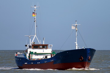 altes blaues Frachtschiff